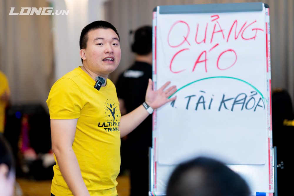 Bùi Hữu Bảo giảng về quảng cáo bên bảng trắng