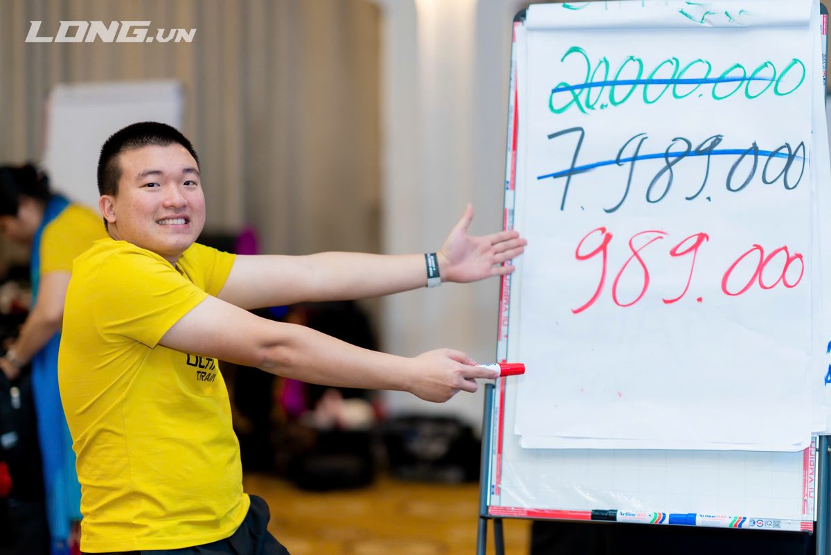 Bùi Hữu Bảo giảng về cách định giá bên bảng trắng