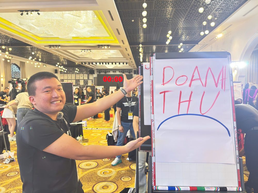 Bùi Hữu Bảo giảng về doanh thu bên bảng trắng