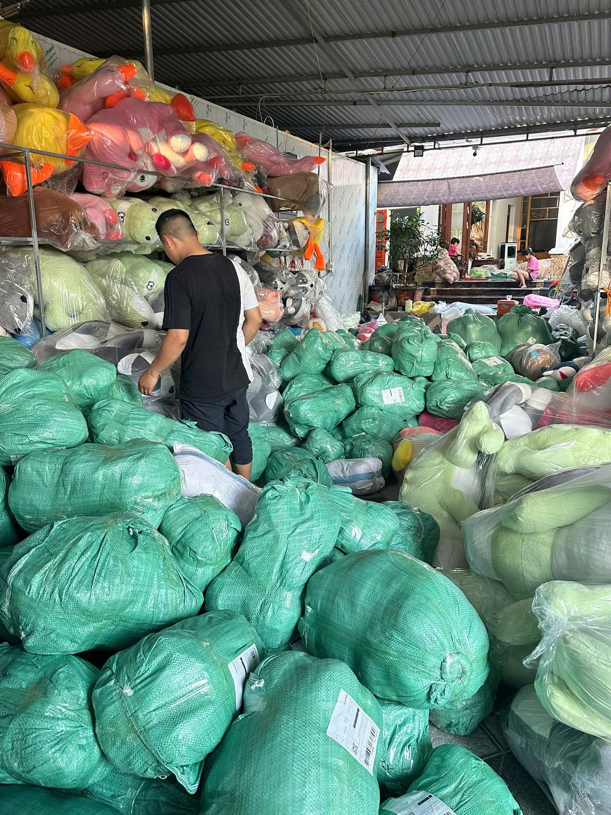 Kho hàng gấu bông chất đầy, đóng gói chờ giao